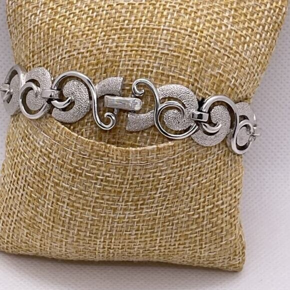 Vintage Silver-Tone Textured Circle-Link Bracelet With Secure Clasp - Picture 10 of 11